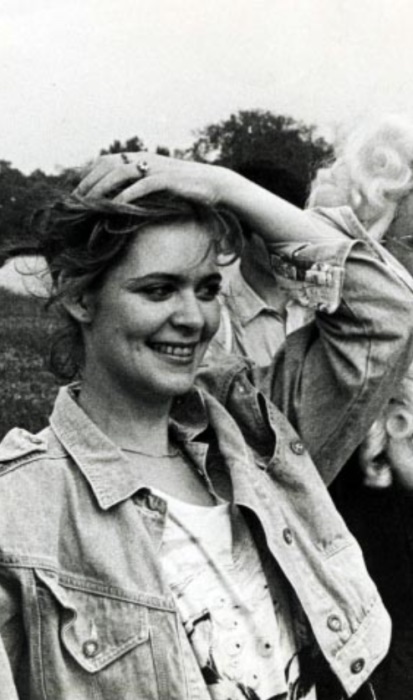 Как в свои 63 живет Алёна Яковлева, пережив групповое насилие и предательство знаменитого отца