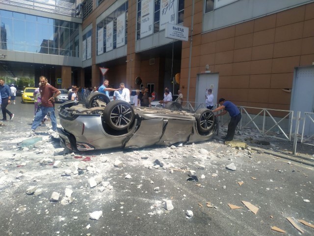 Mercedes слетел с моста на МКАД