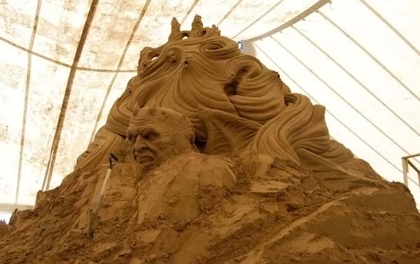 Огромнейшая скульптура из песка!