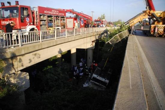 В Турции автобус с туристами рухнул в реку