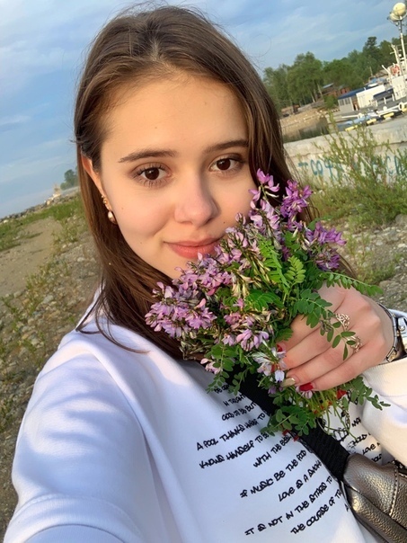 Пусть симпатичные девушки скрасят нам рабочие коронабудни