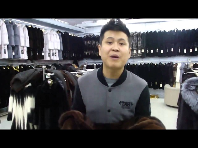 Бобер валит дерево ночью