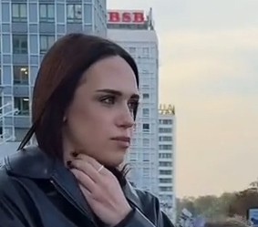 Так то девушка тоже участница