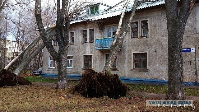 На Вологодскую область обрушилась стихия - даже крыши сносит!