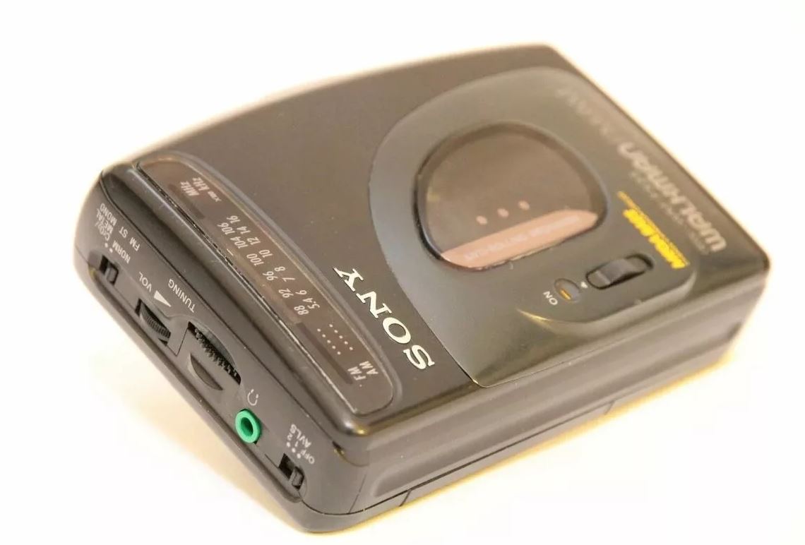 Sony walkman кассетный купить. Плеер кассетный сони 90. Sony Walkman кассетный 2000. Кассетный плеер Sony Walkman. Sony Walkman кассетный 80-х.