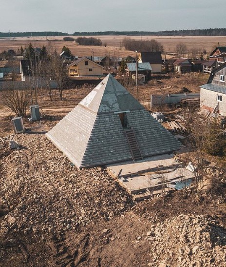 Под Петербургом построили девятиметровую копию пирамиды Хеопса