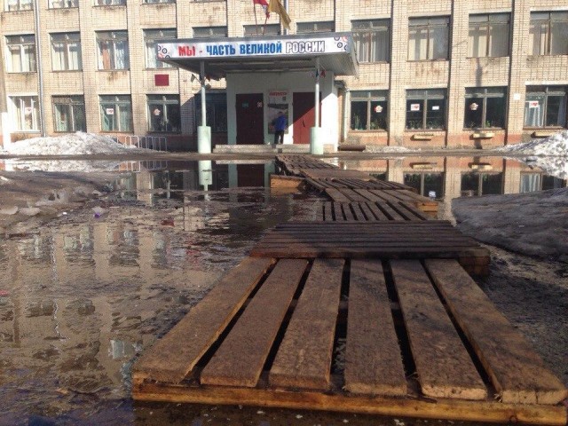 Машины скорой помощи провалились под землю