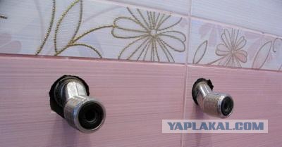 Мужчина устал от сложных шурупчиков