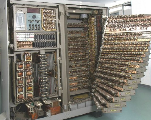 Разъем для подключения периферийного устройства к компьютеру 65 лет назад
