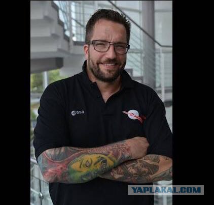 Девушки с татуировками. Одетые и не совсем.