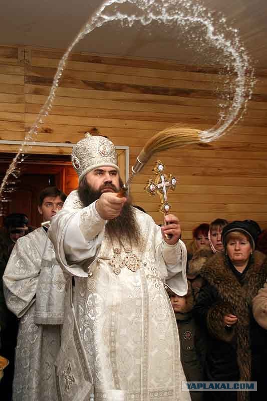 Поп олсвещает серверную