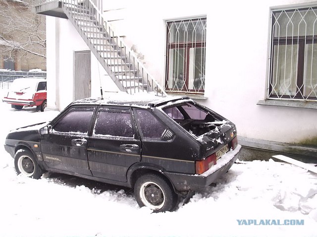 Снег с крыши дома упал на машины