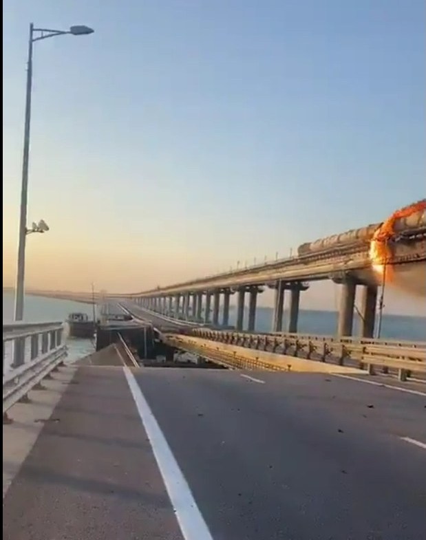 В Керчи произошёл взрыв на Крымском мосту около шести утра