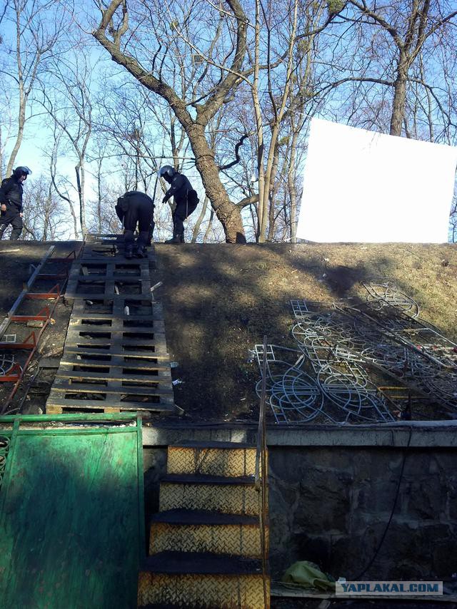"Георгиевские " ленточки против флагов УПА