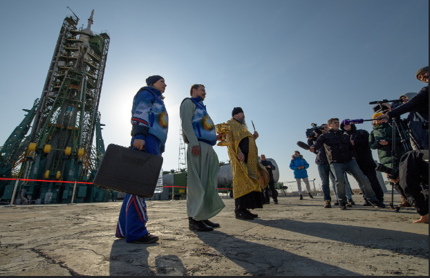 Духовник «Роскосмоса» освятил ракету «Союз» для запуска экипажа МКС 