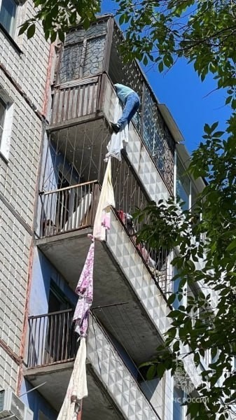 Подросток сорвался с высоты пятого этажа, пытаясь покинуть квартиру по верёвке после ссоры с матерью.