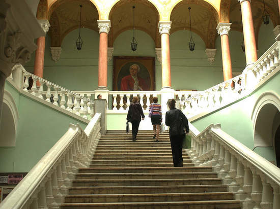 В здании МГУ факультета журналистики на Моховой прямо сейчас студентка угрожает выброситься из окна