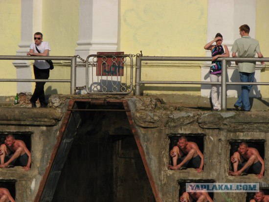 Мужик под мостом