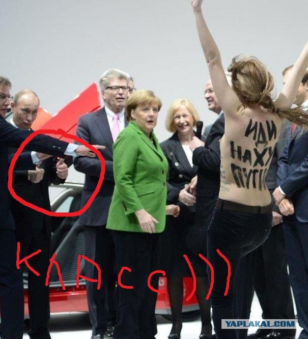 FEMEN показали Путину и Меркель голые груди:))