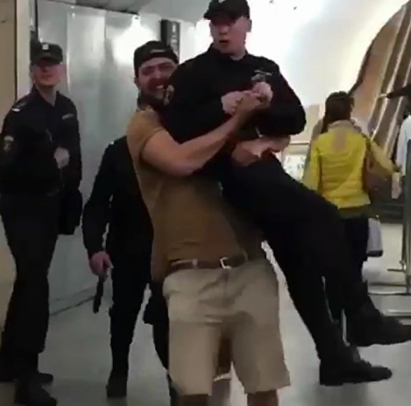 Огромный накачанный полуголый мужчина ворвался в отделение полиции в Орске и настучал нескольким сотрудникам