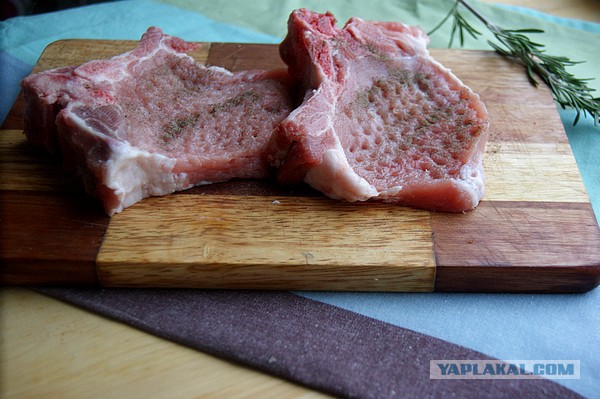 Свиные стейки.. С чесноком, розмарином, И со сливовым соусом