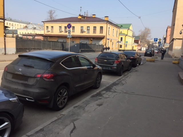 В Москве могут начать эвакуировать машины без номеров с платных парковок.