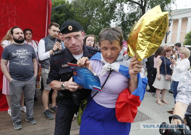 В московском магазине сотрудник полиции «докопался» до маски, которая была на лице пенсионера