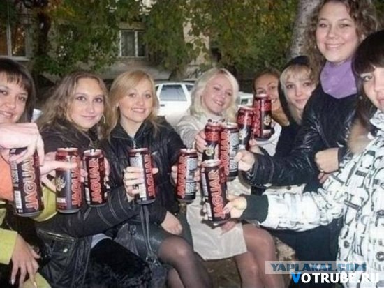 Девчонка занимается на турнике