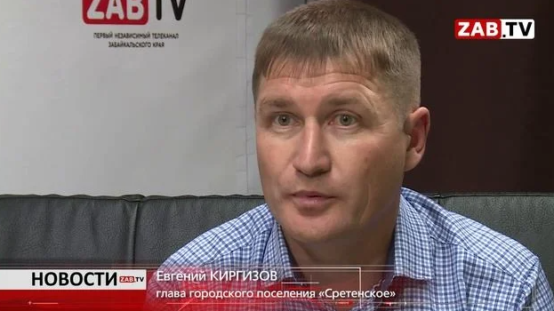 Пьяный мэр города в Забайкальском крае размахивал пистолетом из окна своей машины и угрожал полицейским топором