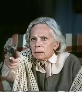 В США 85-летняя старушка, прикованная наручниками к стулу, убила вооружённого грабителя в перестрелке и выжила сама