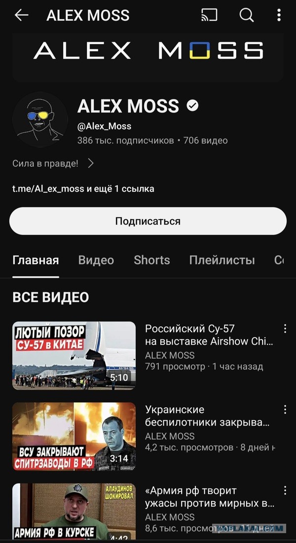 Посетители аэрокосмического салона в китайском Чжухае внимательно изучают российский истребитель пятого поколения Су-57