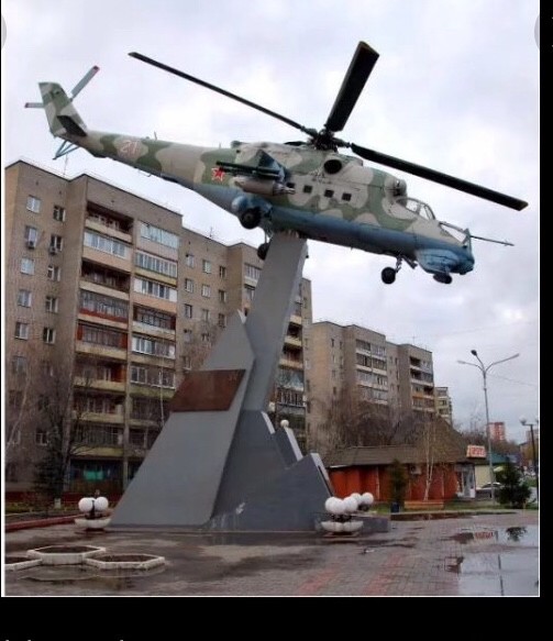 Самолет во дворе