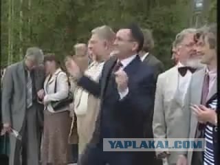 Медведев танцует