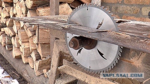 Чувак заменил колёса велосипеда на диски циркулярной пилы. Получился «ледосипед»