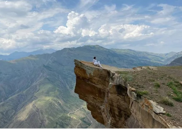 В Одессе полыхает турецкое грузовое судно: был нанесен ракетный удар по портовой инфраструктуре