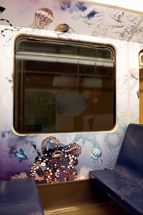 Граффити внутри вагонов метро