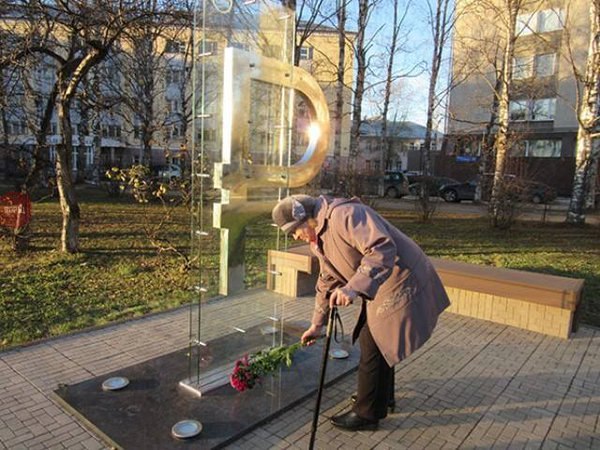 Центробанк поднял курсы евро и доллара на 2 рубля