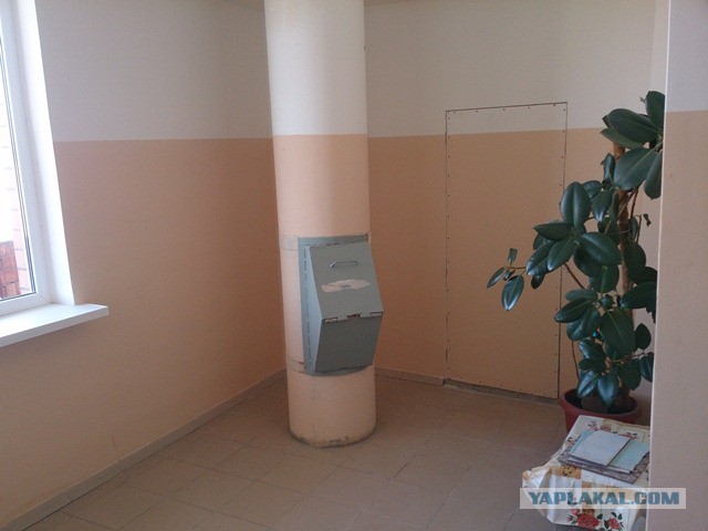 Незаконная установка кладовок в подъезде