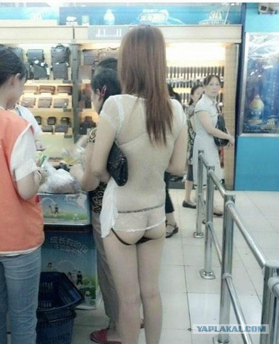Молодая китаянка отправилась за покупками в слишком откровенном платье