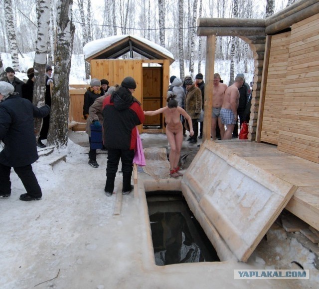 Женщины в проруби