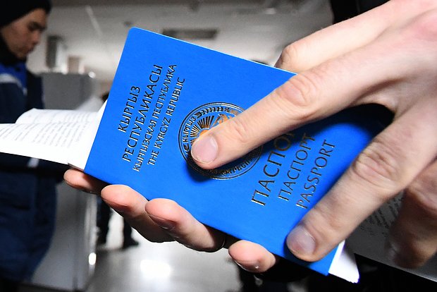 Россиянам остановили выдачу паспортов Киргизии