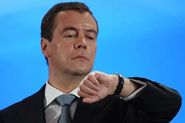 Медведев посоветовал министру Ткачеву "ставить себе будильник в разные места"