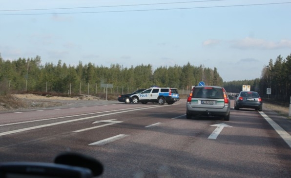 Шведские полицаи не церемонятся!