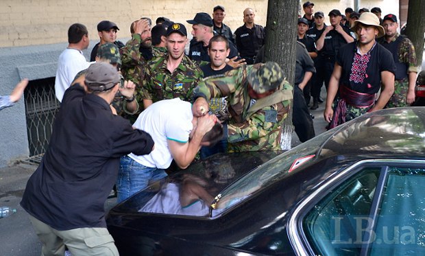 Митингующие заблокировали выходы из Рады