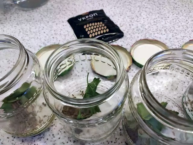 Пикантные огурцы, маринованные с острым кетчупом на зиму