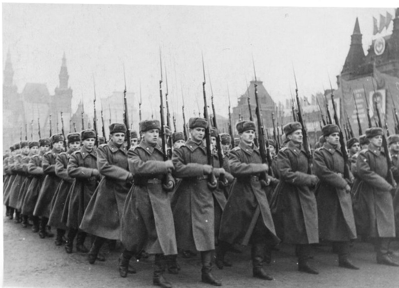 332-я стрелковая ивановско-полоцкая дивизия имени м. Парад в москве 1943. Кинохроника парада 7 ноября 1941 года на красной площади. Красная площадь москва парад победы 1945. Парад 7 ноября 1941.