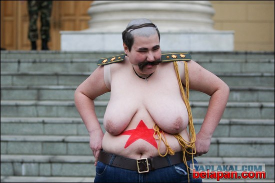 ФЕМЕН разделись в мечети