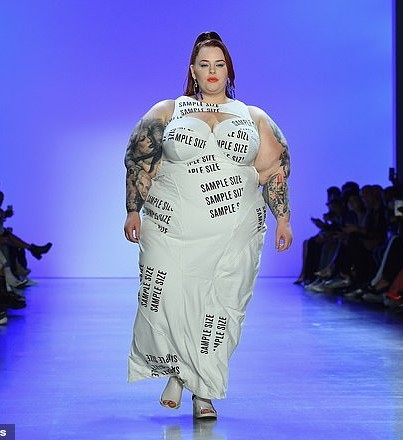 Модель «плюс-сайз» впервые на подиуме