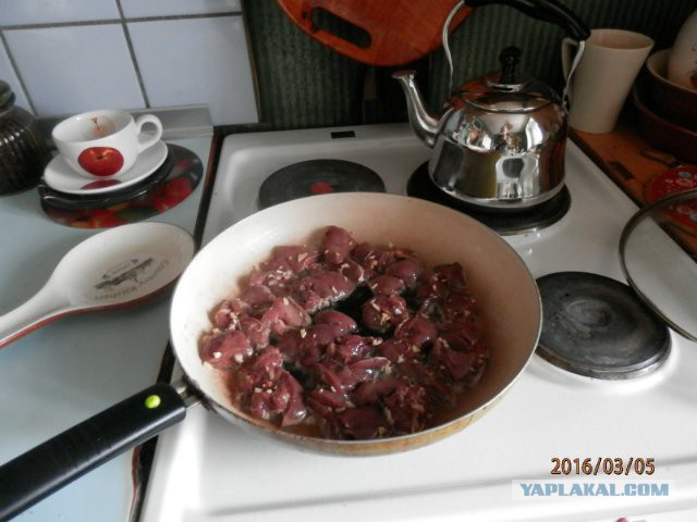 Куриная печень в сметане, с чесноком.