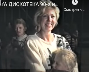 Никто не смотрит в телефон и не делает селфи, а просто народ отдыхает